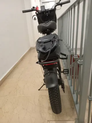 Bicicleta Eléctrica Negra con Accesorios