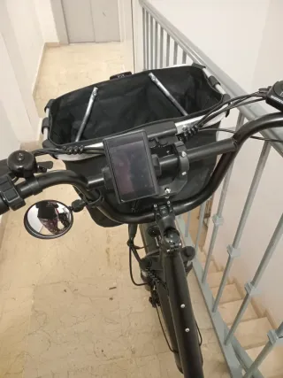 Bicicleta Eléctrica Negra con Accesorios