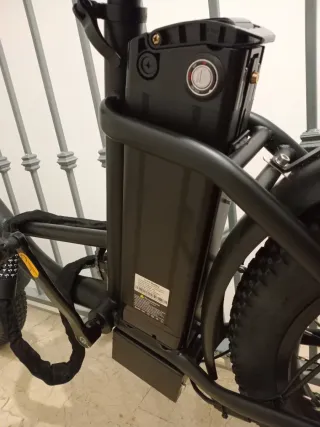 Bicicleta Eléctrica Negra con Accesorios