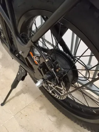 Bicicleta Eléctrica Negra con Accesorios