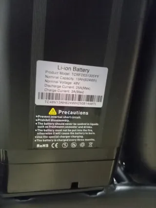 Bicicleta Eléctrica Negra con Accesorios