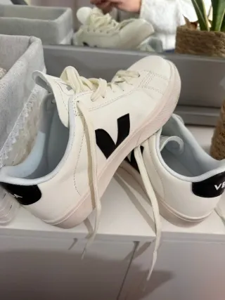 Tênis Veja branco e preto