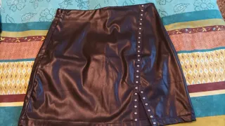 Falda negra con tachuelas