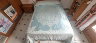 MARAVILLOSA COLCHA AZUl SATÉN ANTIGUA