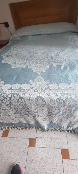 MARAVILLOSA COLCHA AZUl SATÉN ANTIGUA