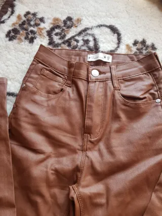 Pantalones efecto piel marrones Talla XS
