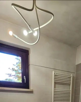 Lampadario da bagno bianco
