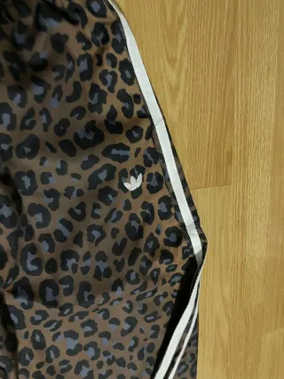 Pantalón Adidas estampado leopardo