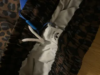 Pantalón Adidas estampado leopardo