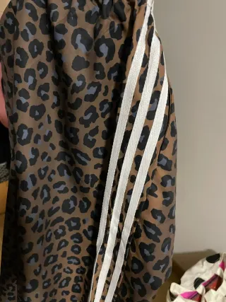 Pantalón Adidas estampado leopardo