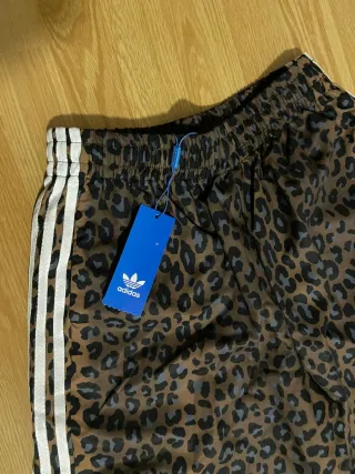 Pantalón Adidas estampado leopardo