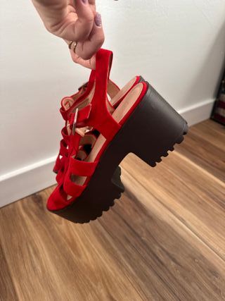 Sandalias rojas plataforma tacón