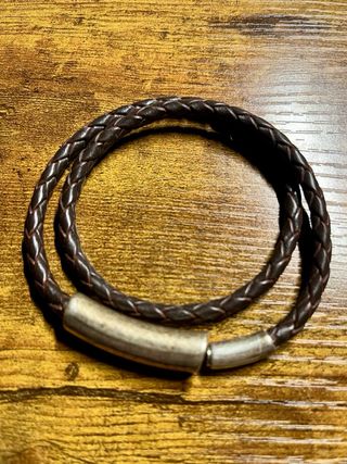 Pulsera cuero trenzado. Cierre magnetico