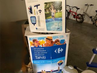 Piscina grande con cubierta, productos y escalera