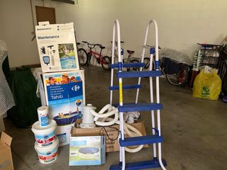 Piscina grande con cubierta, productos y escalera