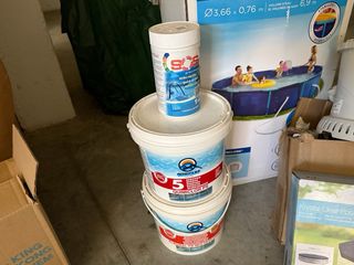 Piscina grande con cubierta, productos y escalera