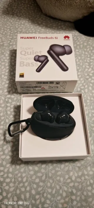 Huawei FreeBuds 6i con funda protectora