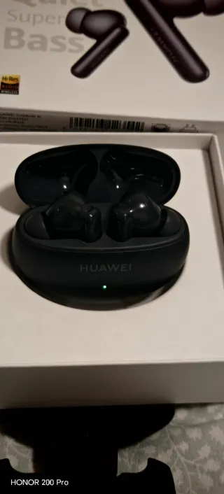 Huawei FreeBuds 6i con funda protectora