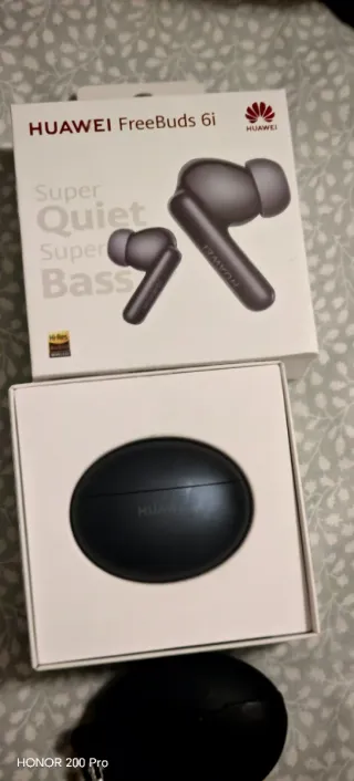 Huawei FreeBuds 6i con funda protectora