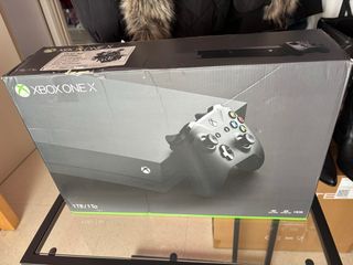 Caja Xbox One X 1TB con manuales