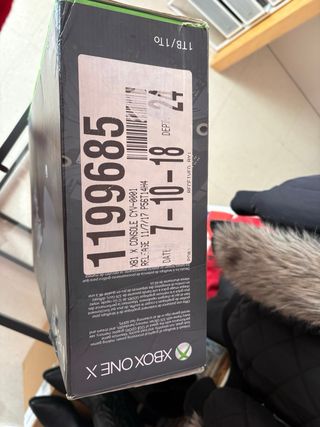 Caja Xbox One X 1TB con manuales