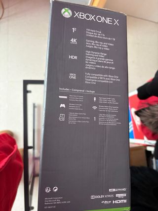 Caja Xbox One X 1TB con manuales