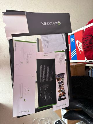 Caja Xbox One X 1TB con manuales