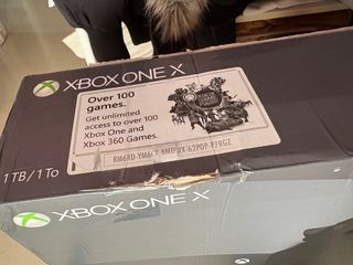 Caja Xbox One X 1TB con manuales