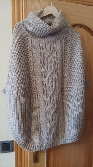 Poncho Beige de Punto con Cuello Alto