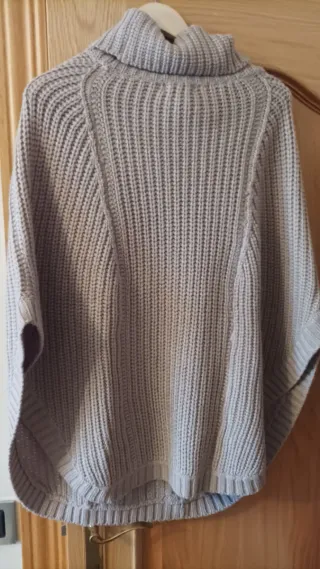 Poncho Beige de Punto con Cuello Alto