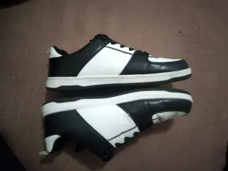 Zapatillas deportivas negras y blancas