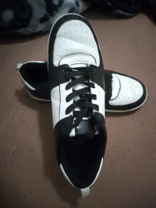 Zapatillas deportivas negras y blancas