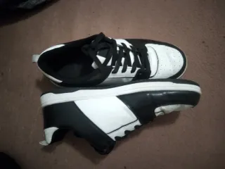 Zapatillas deportivas negras y blancas
