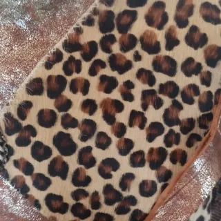 Bolso piel efecto metalizado animal print