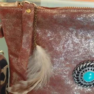 Bolso piel efecto metalizado animal print