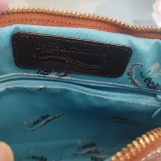 Bolso piel efecto metalizado animal print