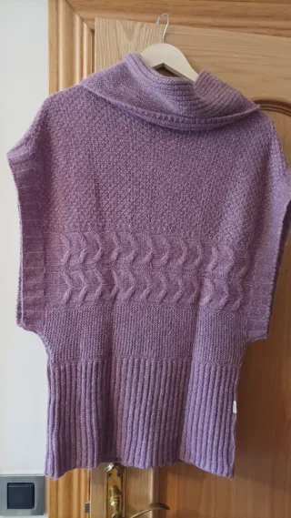 Chaleco morado de punto con cuello alto
