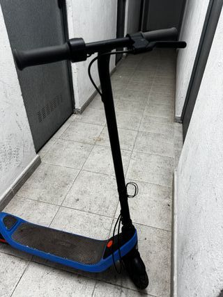 Patinete en buen estado con caja y cargador