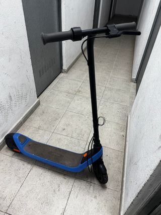 Patinete en buen estado con caja y cargador