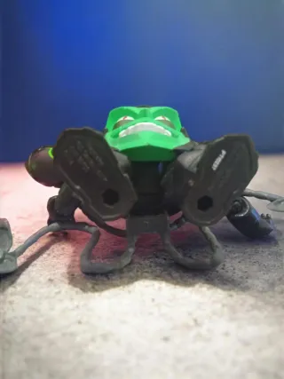 Figurita de juguete monstruo verde y negro