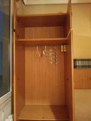 Armario de madera y estantería a juego