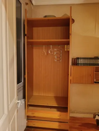 Armario de madera y estantería a juego