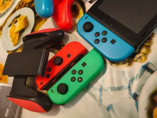 Nintendo Switch + 4 Joy-Cons + Funda