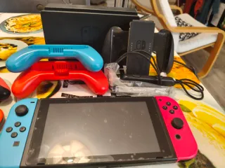 Nintendo Switch + 4 Joy-Cons + Funda