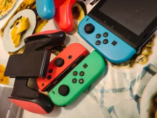 Nintendo Switch + 4 Joy-Cons + Funda