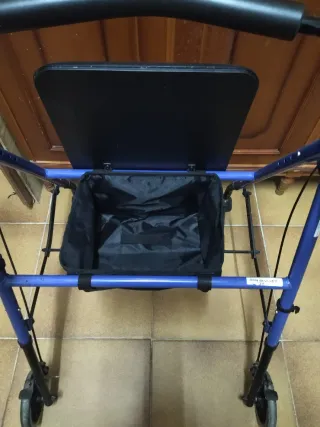 Andador azul con asiento