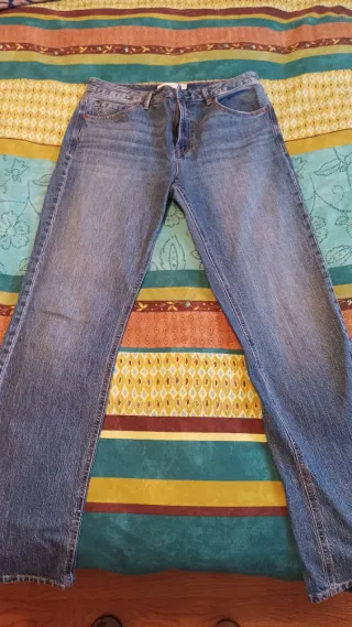 Pantalones vaqueros azules y grises