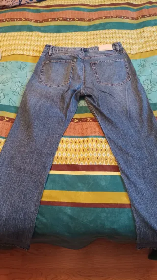 Pantalones vaqueros azules y grises