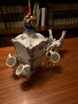 Carro di cavalli in porcellana decorativa