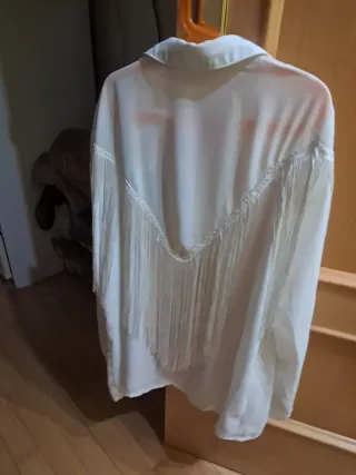Camisa blanca con flecos